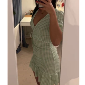 Grön sommarklänning  - Super söt sommarklänning perfekt till 2024. Köptes förra året och är knappt använd (inga defekter). Priset kan diskuteras vid snabb affär!🌸