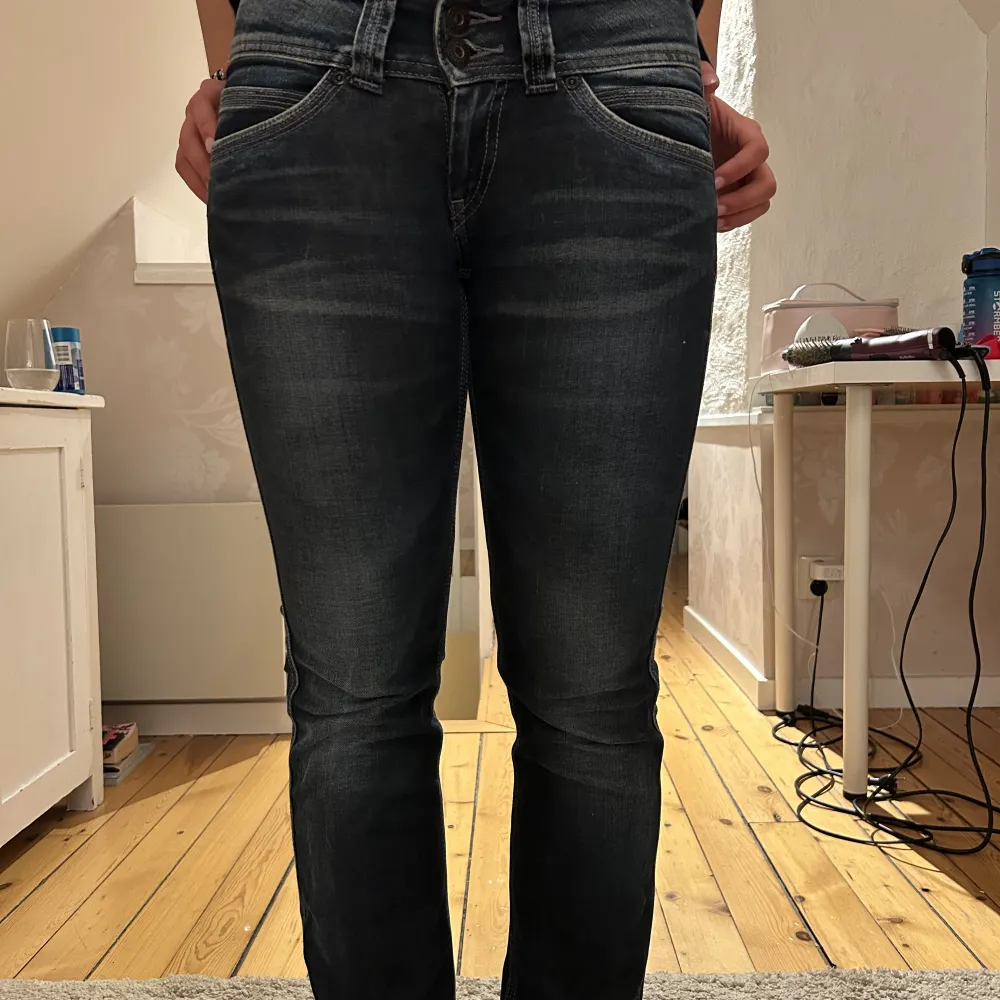 Så snygga straight peppe jeans i mörkblått, säljs då de tyvärr är lite försmå. Jättefint skick, priset kan diskuteras💕💕. Jeans & Byxor.