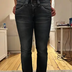 Så snygga straight peppe jeans i mörkblått, säljs då de tyvärr är lite försmå. Jättefint skick, priset kan diskuteras💕💕