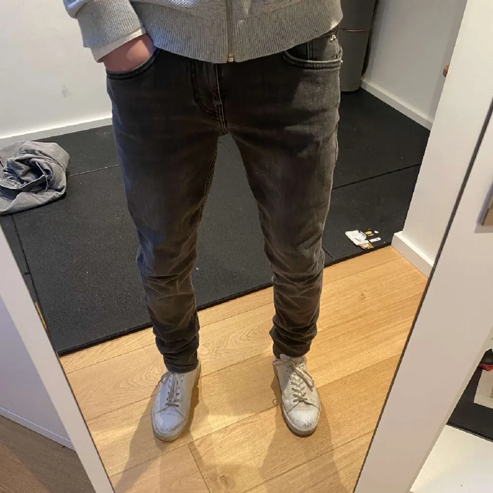 Lindeberg jeans i riktigt bra skick. Storlek 30, färg grå. Modellen är 180 cm lång. Ordinarie pris 1500kr! Inga tecken på användning! . Jeans & Byxor.