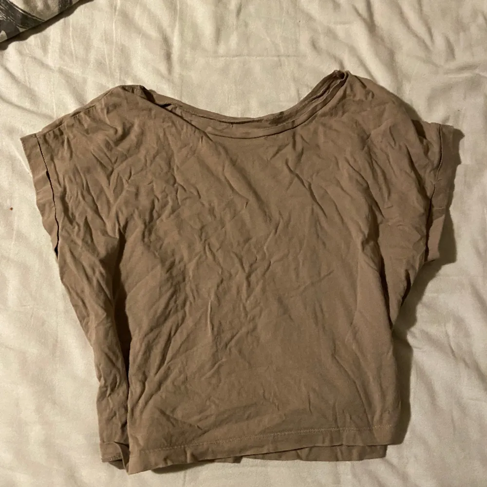 Snygg beige t-shirt från Zara som endast har används ett par gånger. Finns fler bilder om det behövs. Den är i nyskick och priset är inklusive frakt💞. T-shirts.