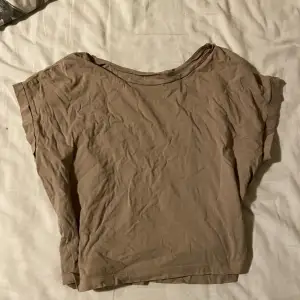 Snygg beige t-shirt från Zara som endast har används ett par gånger. Finns fler bilder om det behövs. Den är i nyskick och priset är inklusive frakt💞
