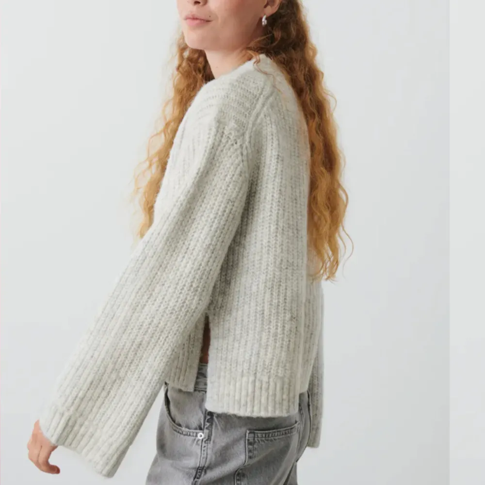 Säljer min fina gråa knitted sweater ifrån Gina tricot då den aldrig kommer till användning, nyskick! Den är så fin och super mysig🩶via intresse kan jag skicka mer (egna bilder) köpte den för 300kr, kom med prisförslag!!!. Tröjor & Koftor.