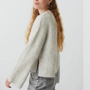knitted sweater slits - Säljer min fina gråa knitted sweater ifrån Gina tricot då den aldrig kommer till användning, nyskick! Den är så fin och super mysig🩶via intresse kan jag skicka mer (egna bilder) köpte den för 300kr, kom med prisförslag!!!