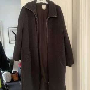 Vinterkappa - Lång och varm vinterkappa från HM! Älskar denna då den verkligen går långt ner och värmer en, men har för mycket jackor. Köpare står för frakt. Mörkgrå i färgen ish.