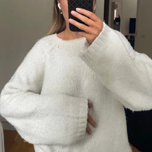 Vit stickad tröja  - Vit stickad tröja från bikbok, säljer då den ej kommer till användning 