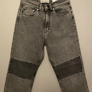 Jeans - Hej:) säljer nu mina our legacy EXT third cut jeans i storlek 28/32. Använda 1-2 gånger i somras när jag köpte dem annars har dem bara legat i garderoben. Priset är inte hugget i sten och går att diskuteras. Hör av dig vid minsta lilla fråga😊