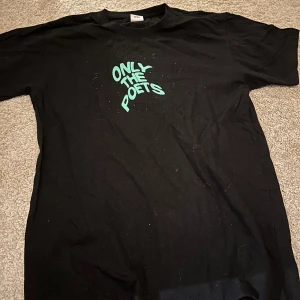 Only the poets tour t-shirt  - Köpte på deras show i stockholm 2022!! Använd ett par gånger. 200 + frakt!!