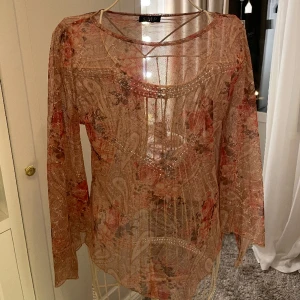 Vintage blus  - Så fin vintage blus jag fyndade i Paris. Säljer då den aldrig kommit till användning  Storlek S-M