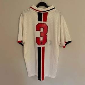 AC Milans officiella bortatröja från 1995 med den legendariske försvararen Paolo Maldinis nummer 3.