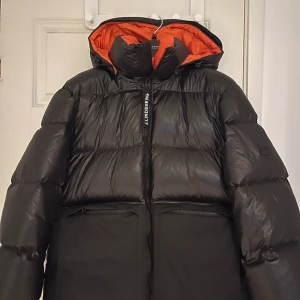 J.Lindeberg jacka  - En J.Lindberg jacka i nyskick  Endast använd fåtal gånger  Inga defekter  Storlek M  Pris går diskutera vid snabb affär!