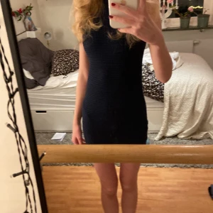 Klänning - Blå svart klänning från groovy. Den är i fint skick och gjord i mestadels polyester. Säljs för att den inte används och är för stor för mig i midjan (jag kan inte sy men det går säkert att sy in). Tveka inte att fråga om du undrar något❤️