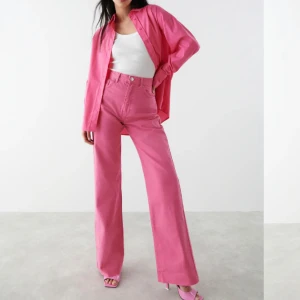 Rosa jeans gina tricot - Ett par super fina rosa slutsålda jeans från gina tricot i stl 32. Endast provade och säljer då dem är försmå. Nypris 499