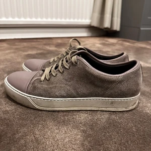 Lanvin skor - Snygga och trendiga lanvin skor som passar till allt, använda fåtal gånger, enda defekten är att dem har en liten reva på cap toen men det är inget som syns när man har dem på,inget og medföljer, nypris ligger på 4500 men mitt pris är 1999