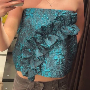 Kjol/topp från zara - Svin snygg kjol från zara som man kan använda som både topp och kjol!! Jag har använt den både ock och det är svin snyggt! Nyårstopp/kjol😍 använd 1 gång!