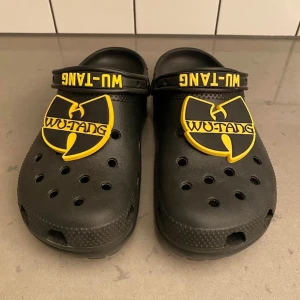 CROCS Wu-Tang - Wu-Tang Clan Clog Black SIZE 11 Begagnade