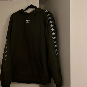 Adidas hoodie - Hoodie med Luva och ficka på magen