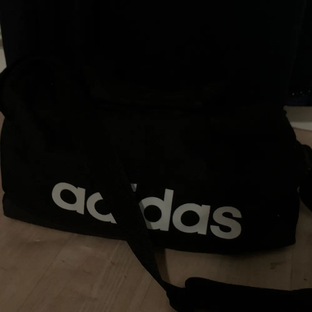 Jätte snygg och praktiskt trängnings väska ifrån Adidas. Perfekt att ha med sig till gymet. Aldrig använd och säljer för att den var mycket mindre🩷 skicka till mig om du vill ha mått💓. Övrigt.