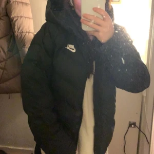 NIKE JACKA  - Jag säljer min nike jacka då den inte kommer till användning den är i barnmodell 147-158 men skulle säga att den passar xs och s inga skador eller fläckar. Kontakta mig vid frågor eller fler bilder (kan gå ner i pris vid snabb affär)