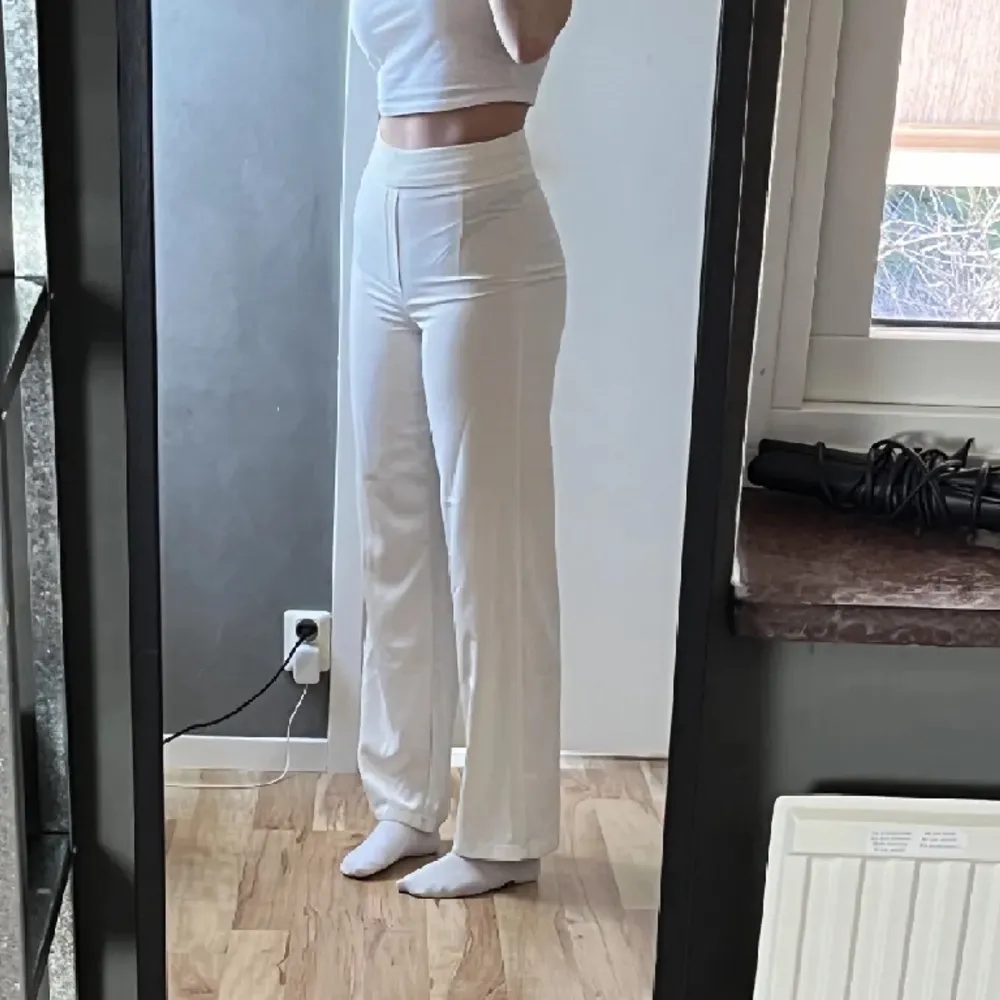 Vita kostymbyxor från bikbok i fint skick. Storlek 34🧚🏻  (Är 1,67) . Jeans & Byxor.