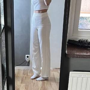 Vita kostymbyxor från bikbok i fint skick. Storlek 34🧚🏻  (Är 1,67) 