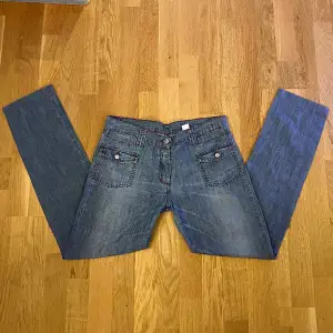 Super snygga low waisted straight leg jeans med röd söm och snygga fickor! Skick 9/10, stl 30/30 men passar även 29/30, midjemått: 41cm rakt över (inte så strechigt material) Bra längd för någon som är ca 1,52-1,65💗