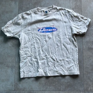 Deus Ex Machina ljus t-shirt M - Superfin ljus Deus Ex Machina t-shirt med tryck i bra skick. Storlek 8 (M).