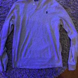 Ralph Louren tröja - Ralph Louren tröja i grå färg. Storlek S, passar mig perfekt (175 cm lång). Mycket bra skick och Inga skavanker. 100% marinoull i ett tjockare material. Nypris 1899 kr. Köp för endast 699 kr!!