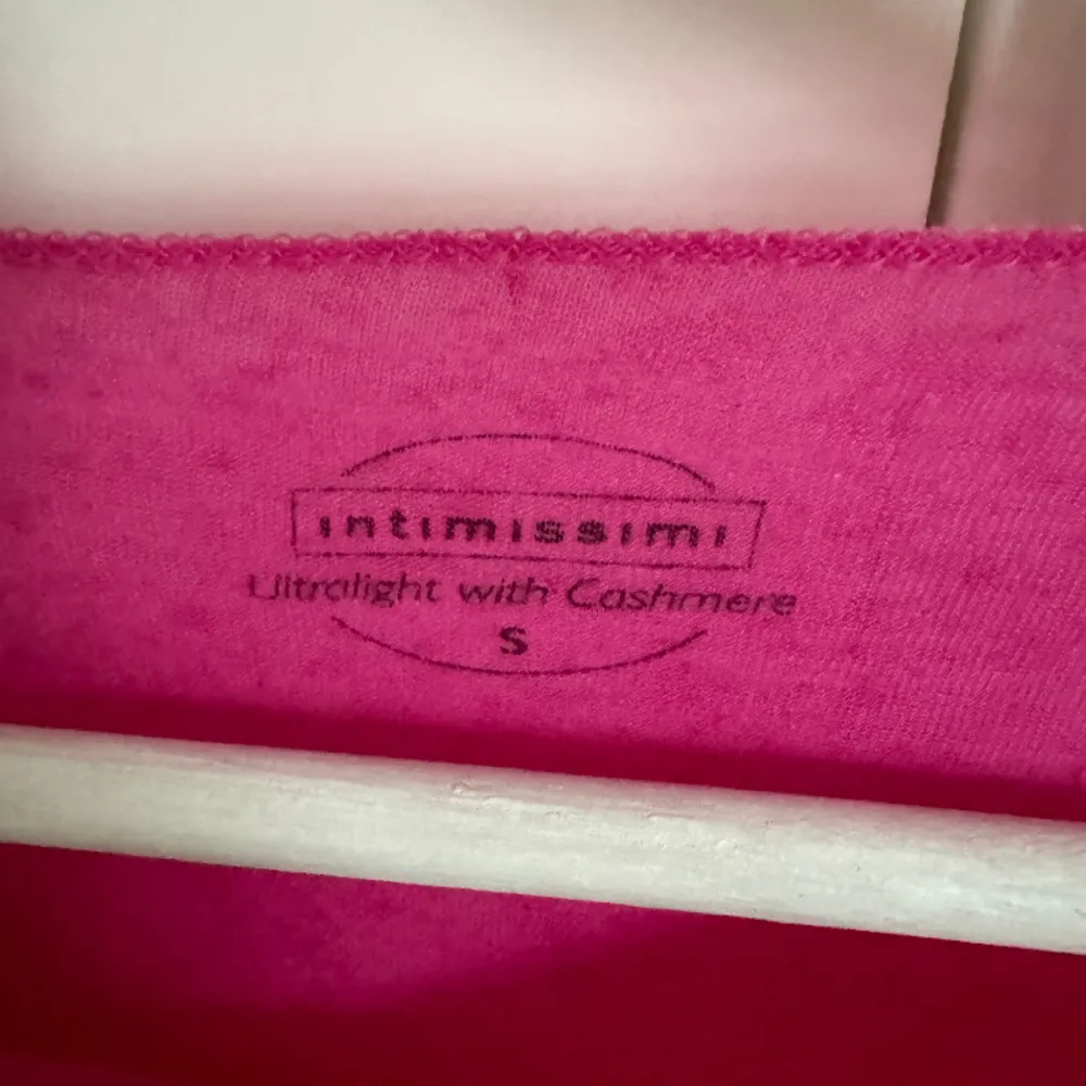 En jättefin rosa Intimissmi tröja som är nästintill oanvänd. Därför i nyskick. Nypris 450kr.. Tröjor & Koftor.