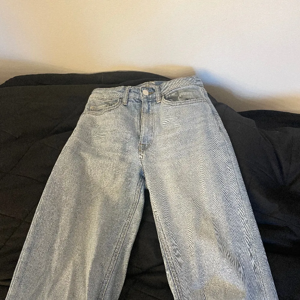 Säljer dessa superfina Lindex jeans i storlek 34/XS. De är midwaist och raka. Säljer för 20 kr. Jeans & Byxor.