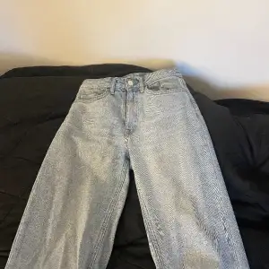 Säljer dessa superfina Lindex jeans i storlek 34/XS. De är midwaist och raka. Säljer för 20 kr