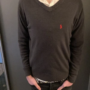 Ralph Lauren Tröja - Säljer nu denna asfeta Ralph Lauren tjocktröjan i 100% Cashmere! Skicket på tröjan är fint, enda defekten är att den kan ses som lite nopprig men går enkelt bort med noppermaskin! Storlek L men sitter som M! Nypris på denna ligger på 1500kr! 