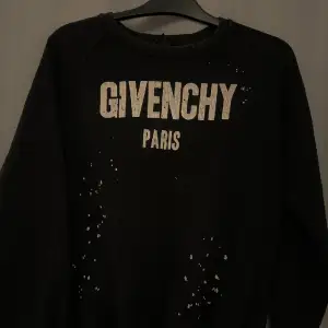 fin givenchy tjocktröja som passar till nästan allt, priset går att diskutera hör av er vid intresse!!🥰