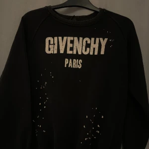 givenchy tröja - fin givenchy tjocktröja som passar till nästan allt, priset går att diskutera hör av er vid intresse!!🥰