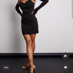 Svart klänning  - Svart klänning från Nakd men avtagbara armar. Klänningen är aldrig använd och i bra skick. I storlek 36