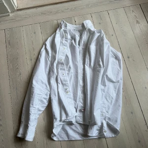 Nitty Gritty Oxford White - Vit skjorta från nitty grittys egna brand använd endast ett fåtal gånger. Boxy fit. Nypris 2500