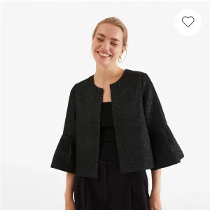 Fest topp Kappahl  - Säljer min super snygga topp ja fick i julklapp då den ej passade men kvittot försvann… prislapp kvar och slutsåld på nätet!