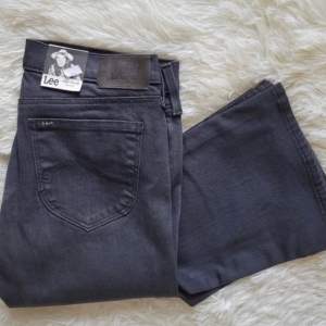 Lågmidjade bootcut jeans ifrån lee, hör av dig vid eventuella frågor och funderingar!💗