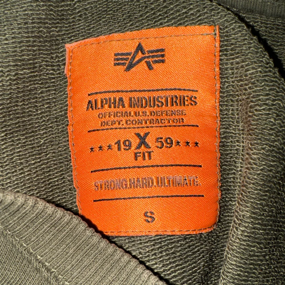 Hej säljer nu min alpha industri tröja då jag inte använder den längre, den är som i nyskick. Tröjor & Koftor.