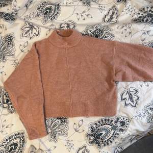 En jättefin, varm och skön ljusrosa stickad tröja från Ginatricot i storlek XS 🩷