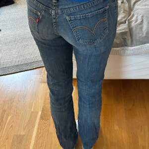 Snygga Lågmidjade Levis jeans i straight modell. Köpa på vintage i Italien för 60 euro. Jättefint skick. Modell 518 straight i storlek 3 (den såldes som en Waits 26 och passar mig som brukar ha det och xs. 