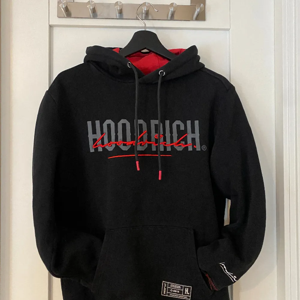 Säljer hoodie för den är för liten . Hoodies.