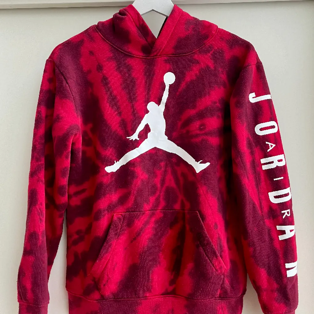 Säljer nu denna sjukt snygga hoodien från Jordan i toppskick i färgen röd | Tröjan är i storlek 164 och är tts | Mitt pris: 249 kr | Vid frågor eller funderingar är det bara att skriva!. Hoodies.