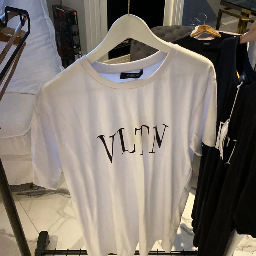 Valentino t-shirt säljs pga lagret måste ut för att vi får nya kläder efter nyår. T-shirts.