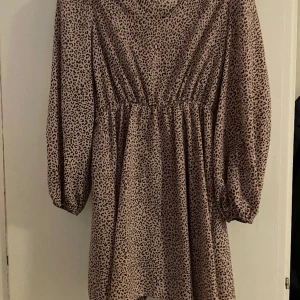 En fin klänning - En fin medel lång klänning som aldrig kommer till användning längre 