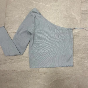 Tröja - Säljer dena fina tröja då den aldrig kommer till användning. Så gott som ny och vid intresse skriv för fler bilder☺️