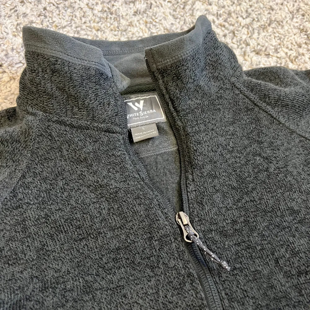 Varm fleece tröja. Köpt second hand men är i nyskick. Hoodies.