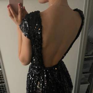 Säljer denna snygga klänning med öppen rygg, perfekt till nyår!