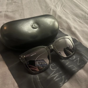 Moncler Solglasögon - Otroligt fina Moncler glajor, nypris är ca 2500kr. Grå/genomskinliga, storlek 55, skick 10/10. Sparsamt använda. Lite lösa bågar men går att spännas fast om man är pillig, sparsamt använda. Allt på bilden tillkommer. Bara att skriva vid funderingar!