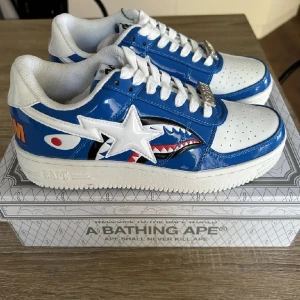 Bape sta - Bape sta st 40-41. Har box och StockX lappen. Har använd den i 2 veckor. 9.5/10. Dm för bilder. Har box och allting med skorna.